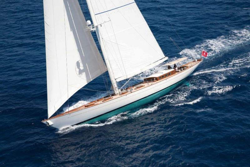 Single mast sailboat