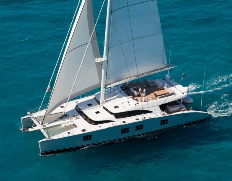 Two parallel hulls catamaran