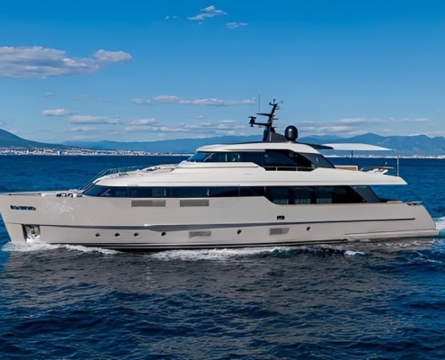 Invictus Sanlorenzo SD96 yacht Charter